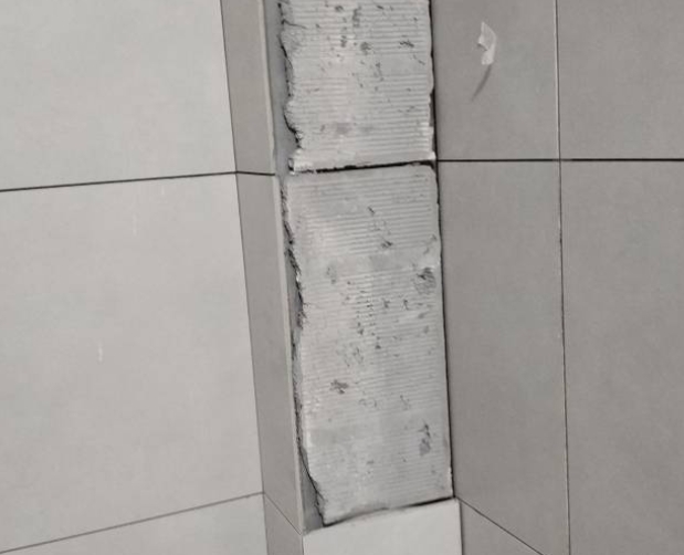 阆中瓷砖空鼓维修公司分享下瓷砖施工前基层浇水润湿程度不足，可能导致以下问题