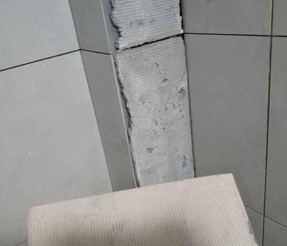 阆中瓷砖空鼓维修公司分享下厨房瓷砖脱落的补救措施。